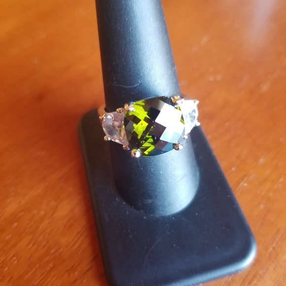 Peridot Like Fashion Ring - Picture 3 of 4